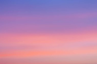 Bulutlar gökyüzü ve güneş yaz akşamı.