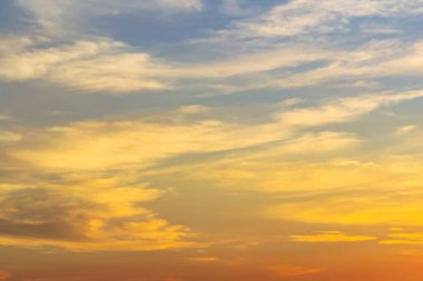 Gökyüzü güneşli bir günde gökyüzünde yüzen.