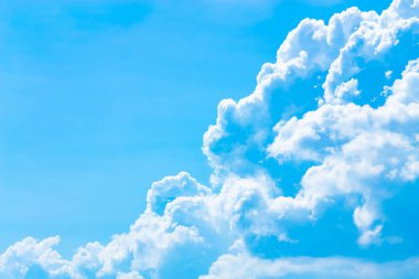  Yaz mavi gökyüzünde beyaz bulutlar.