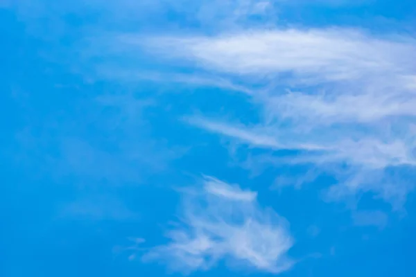 Céu Azul Claro Com Nuvem Branca Lisa Com Espaço Para — Fotografia de Stock