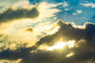 Gökyüzü güneşli bir günde gökyüzünde yüzen.