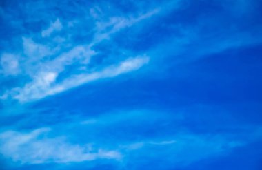  Yazın beyaz bulutlu gökyüzü.