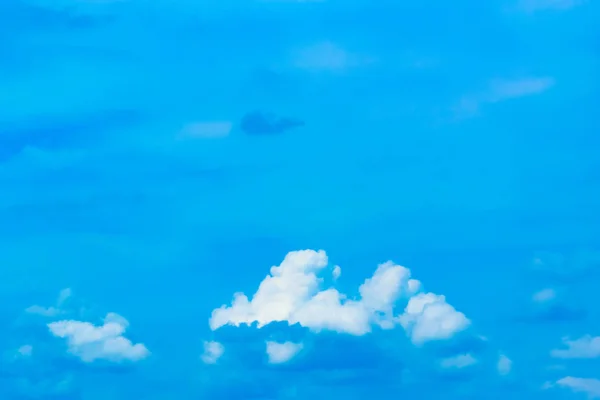 Yaz Mavi Gökyüzünde Beyaz Bulutlar — Stok fotoğraf