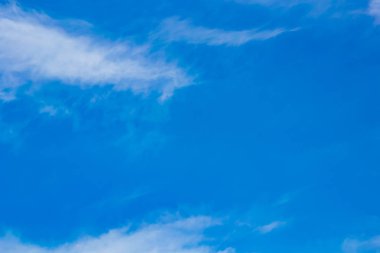 Metin için yer ile düz beyaz bulut ile açık mavi gökyüzü