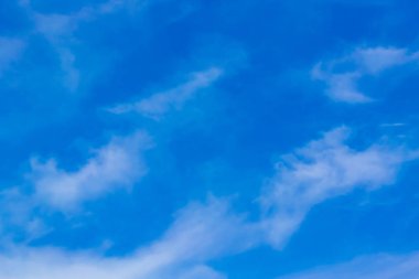 Metin için yer ile düz beyaz bulut ile açık mavi gökyüzü