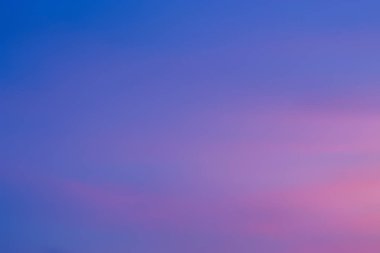 Bulutlar gökyüzü ve güneş yaz akşamı.