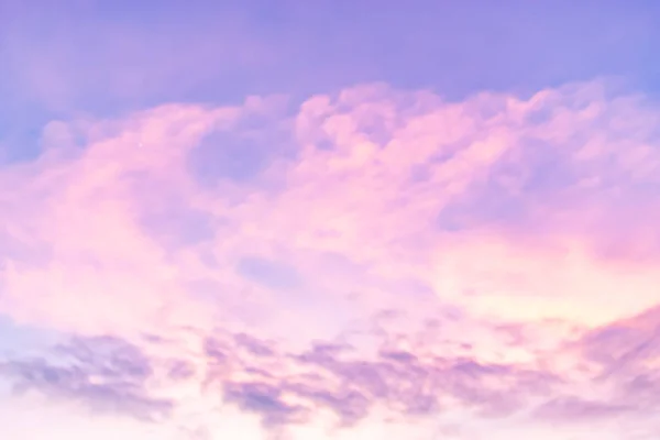 Mirando Través Las Nubes Que Cambian Con Tiempo — Foto de Stock