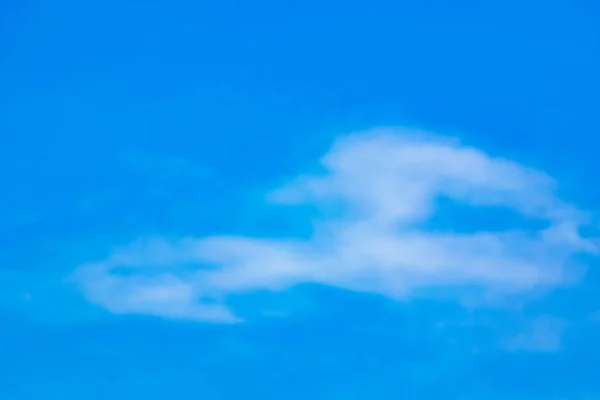 Klarblå Himmel Med Vanligt Vitt Moln Med Plats För Text — Stockfoto
