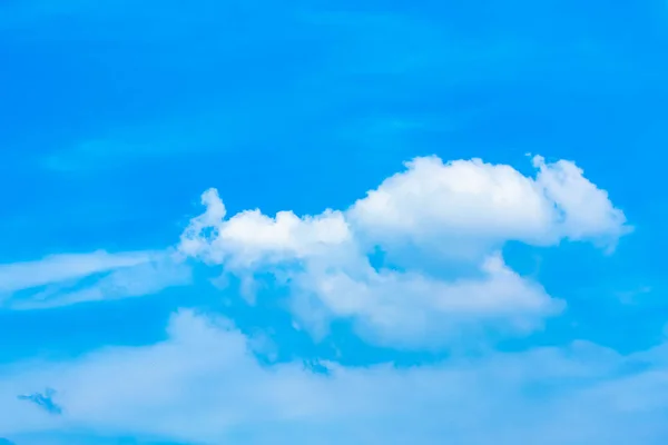 Yaz Aylarında Mavi Gökyüzü Ile Fantastik Beyaz Bulutlar — Stok fotoğraf