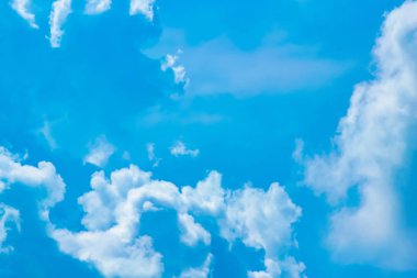  Mavi gökyüzü ile beyaz bulutlar gökyüzünde.