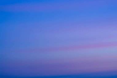 Bulutlar gökyüzü ve güneş yaz akşamı.