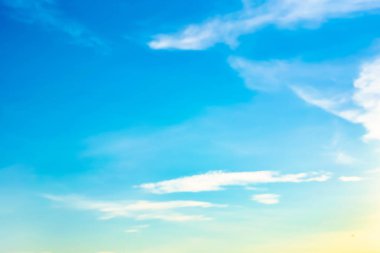  Güzel güneş gökyüzünde.