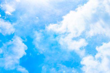 Yaz mavi gökyüzü.