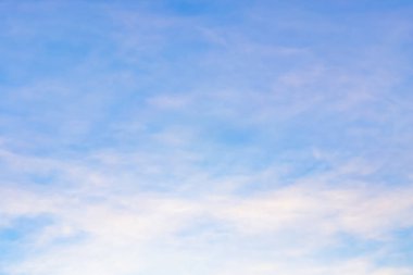  Mavi gökyüzü ile beyaz bulutlar gökyüzünde.