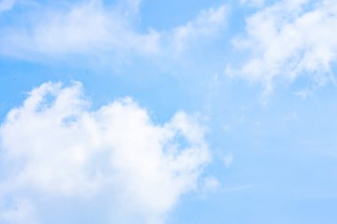 Mavi gökyüzü bulutlu web tasarımı için uygun.
