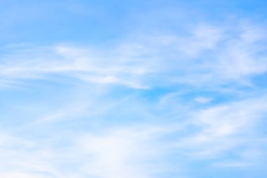 Mavi gökyüzünde bulutlar çok harika.