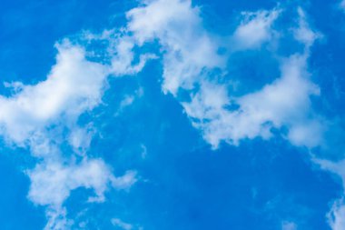 Yaz mavi gökyüzü.