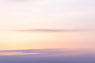 Bulutlar gökyüzü ve güneş yaz akşamı.