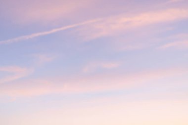 Mavi gökyüzü ve bulutlar ile sahne film için yer.