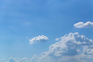 Mavi gökyüzü bulutlu web tasarımı için uygun.
