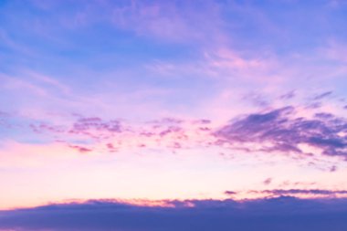 Bulutlar gökyüzü ve güneş yaz akşamı.