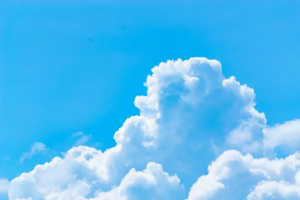 Beyaz Bulutlar Mavi Gökyüzü Göz Yenilemek Için Yağmur Sonra — Stok fotoğraf