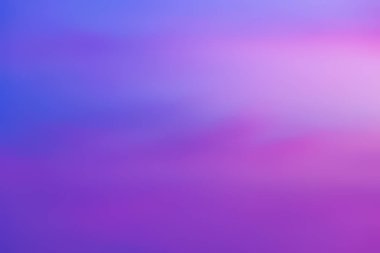 Bulutlar gökyüzü ve güneş yaz akşamı.