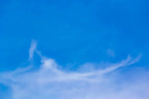 抽象的なデザインのイラストの青い空と雲 — ストック写真