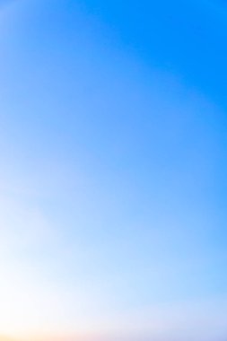 Yaz mavi gökyüzü.