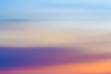 Bulutlar gökyüzü ve güneş yaz akşamı.