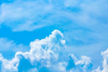 Beyaz bulutlar gökyüzünde taklit etmek için mükemmel teknoloji çok daha zor olan doğal güçler.