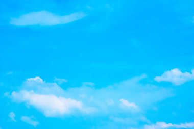 Gökyüzü beyaz bulutlar mavidir. Güneş'ten ışık.