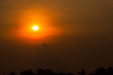 Altın ışık parlıyor gökyüzünde.