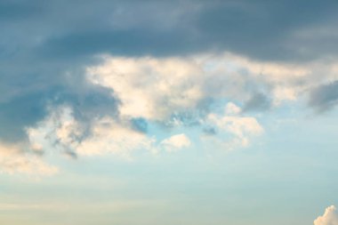  Bulutlu gökyüzü bulutlar ve güzel bir gün.