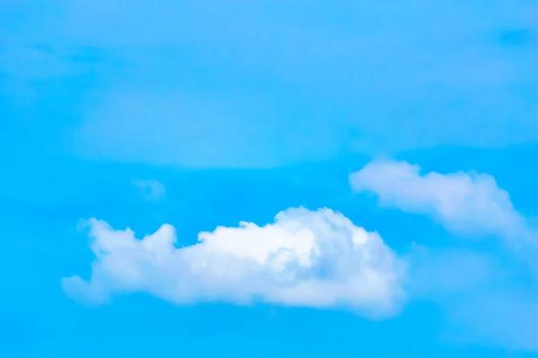 Gökyüzü Beyaz Bulutlar Mavidir Güneş Ten Işık — Stok fotoğraf