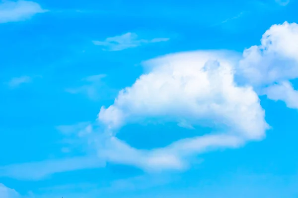 Céu Azul Com Nuvens Brancas Luz Sol — Fotografia de Stock