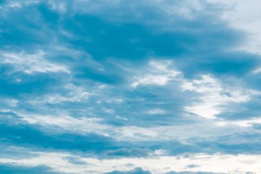 Bulut mavi zemin vardır.