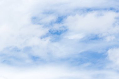 Bulutlu mavi gökyüzü arkaplanı. 