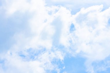 Bulutlar şekil ve hareketi değiştirecek şekilde şekillenir..