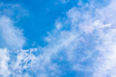 Bulutlar şekil ve hareketi değiştirecek şekilde şekillenir..