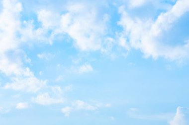 Bulutlar şekil ve hareketi değiştirecek şekilde şekillenir..