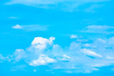 Bulutlar şekil ve hareketi değiştirecek şekilde şekillenir..