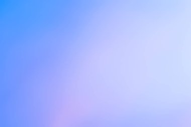 Bulutlar gökyüzü ve güneş yaz akşamı.