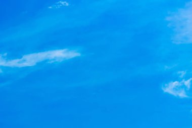  Bulutlar havada birçok şekli Dönüştür.