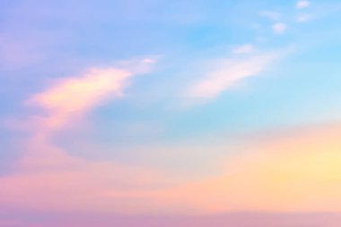 Bulutlar gökyüzü ve güneş yaz akşamı.