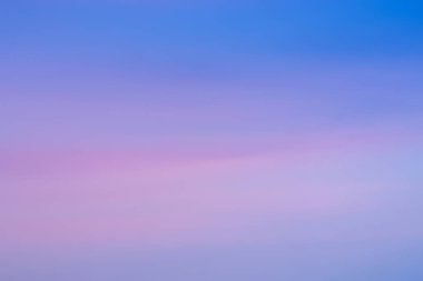 Bulutlar gökyüzü ve güneş yaz akşamı.