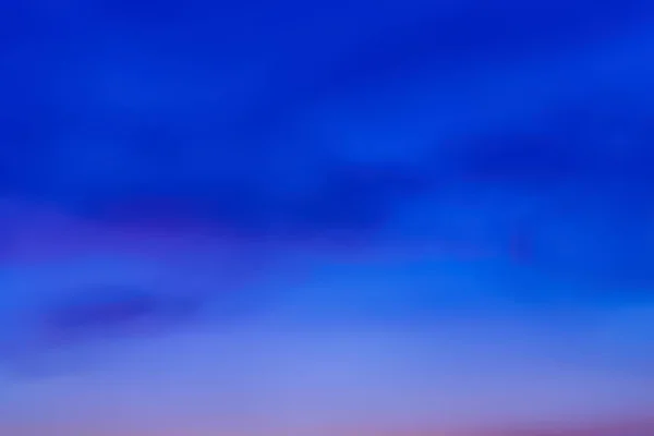夏の夕方の太陽と空の雲 — ストック写真