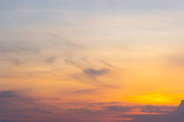 Renkli gökyüzü gördüğüm günü.