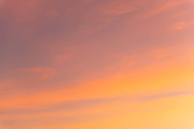 Mavi gökyüzü ve bulutlar ile sahne film için yer.