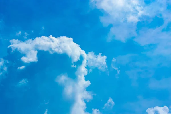 Céu Nublado Com Nuvens Sol Brilhando — Fotografia de Stock